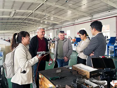 Tojikiston mijozlarini UayteK LASER fabrikasini ziyorat qilish uchun kutib oling